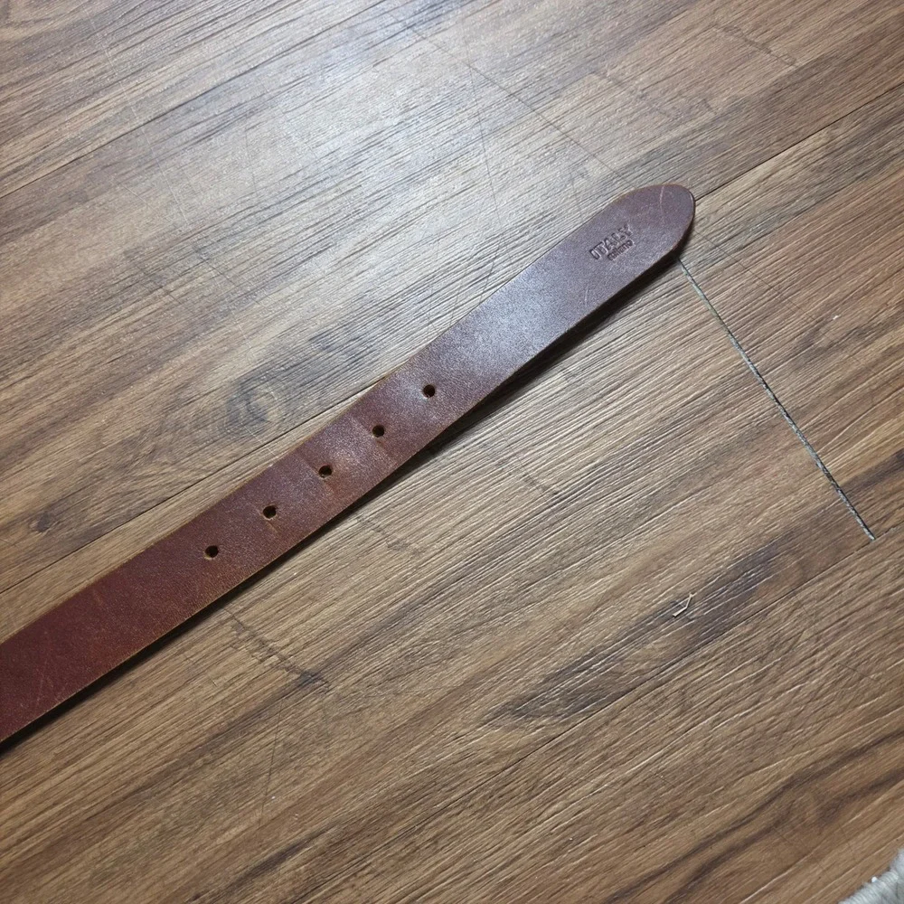 Gucci Leather Belt Silver Tone Buckle Made in Italy 34 Luxury Stealth Wealth
